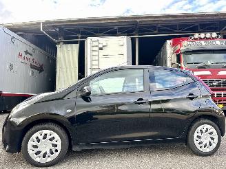 Toyota Aygo 1.0 VVT-i 72pk X-Play 5drs - 51dkm nap - camera - airco - cruise - aux - usb - vaste prijs - bleutooth - stuurbediening picture 1