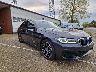 dañado vehículos comerciales BMW 5-serie 520e M Sport touring Plug-In hybride * Panorama schuifdak * Ambiente * Live Cockpit Prof. * LED * Leren Sportstoelen *DAB * 2022/2